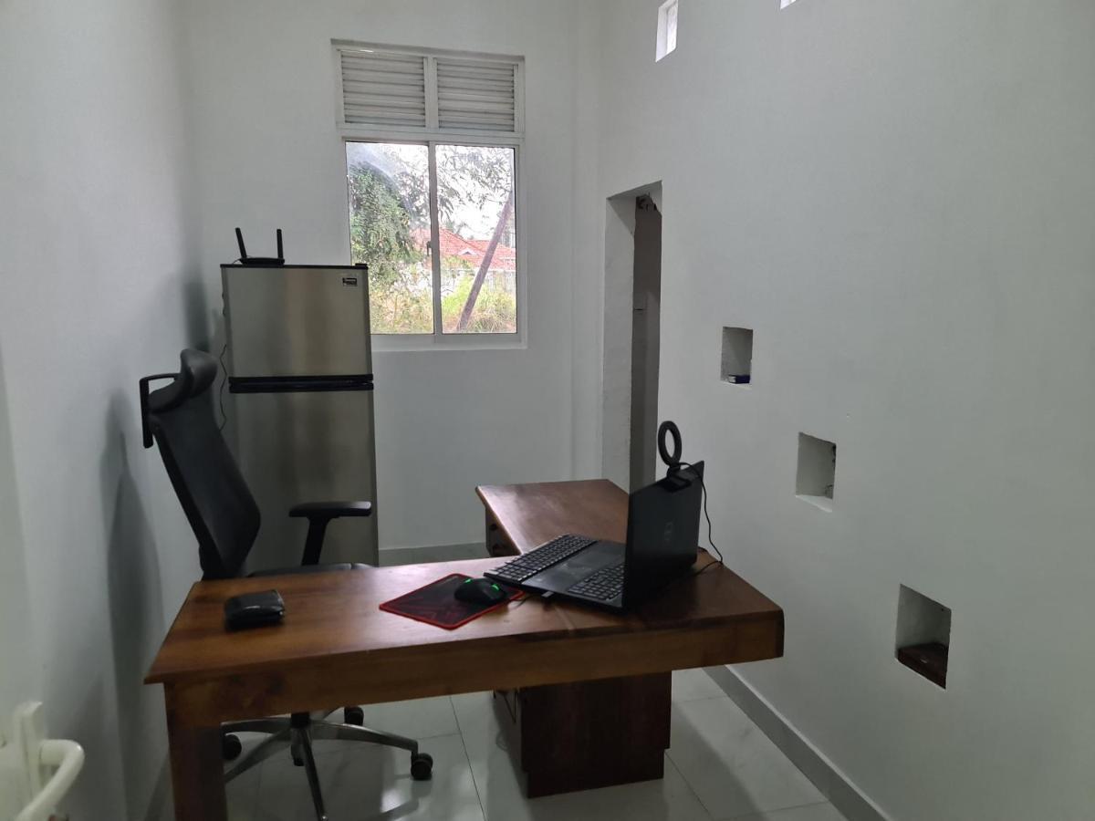 Ceylon Lodge - Airport Transit Hostel เนกอมโบ ภายนอก รูปภาพ