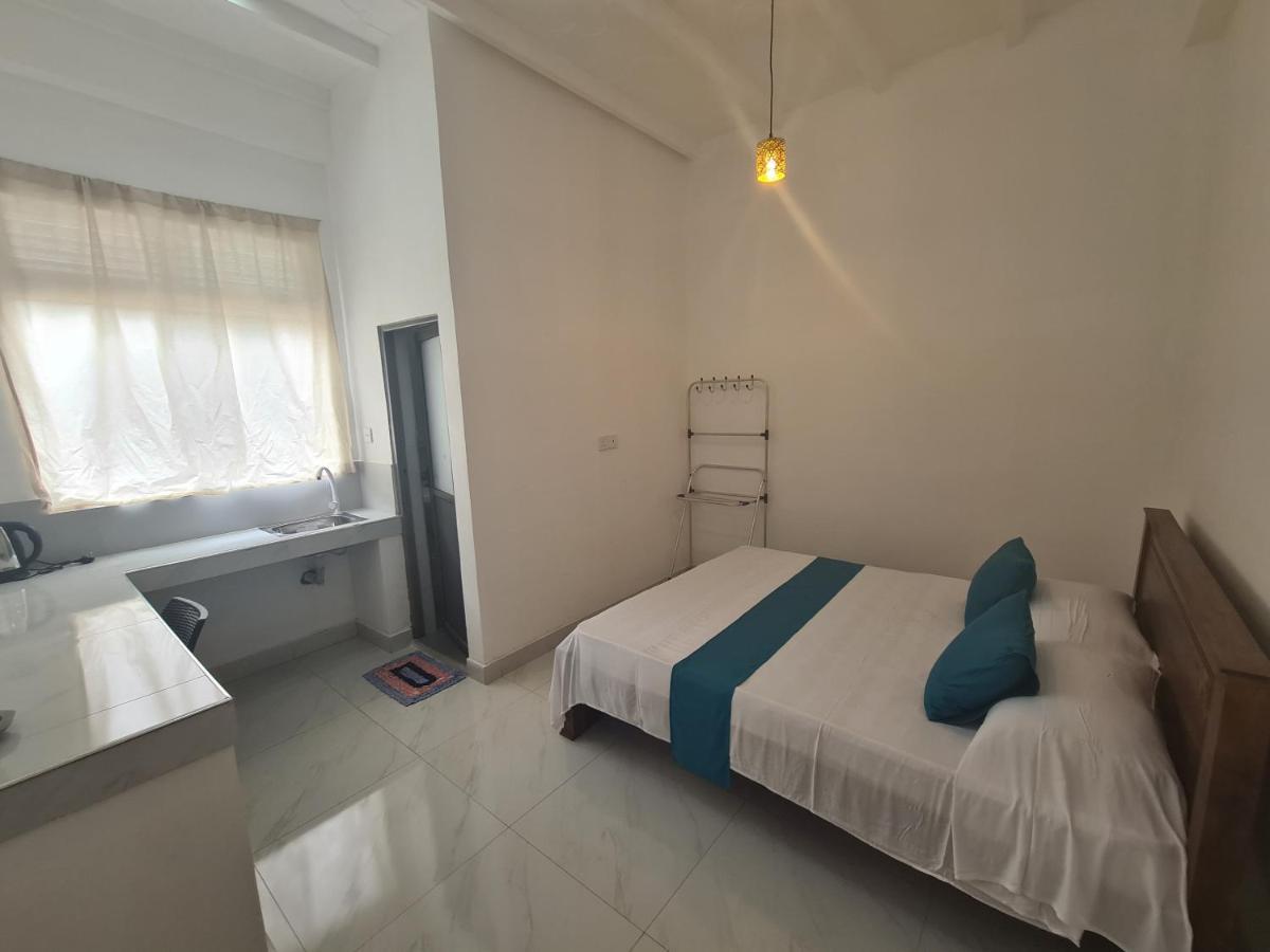 Ceylon Lodge - Airport Transit Hostel เนกอมโบ ภายนอก รูปภาพ