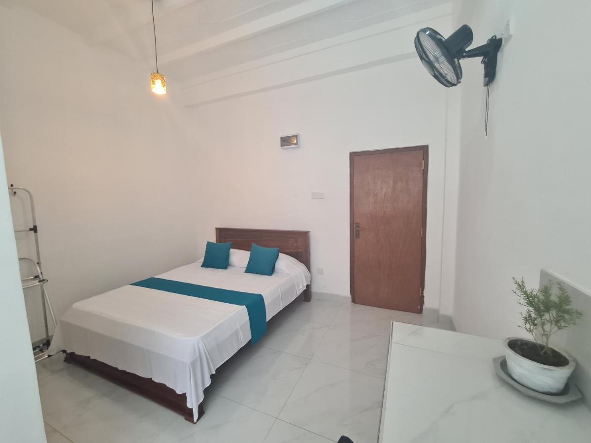 Ceylon Lodge - Airport Transit Hostel เนกอมโบ ภายนอก รูปภาพ