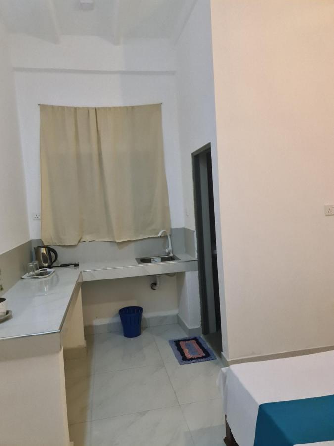 Ceylon Lodge - Airport Transit Hostel เนกอมโบ ภายนอก รูปภาพ