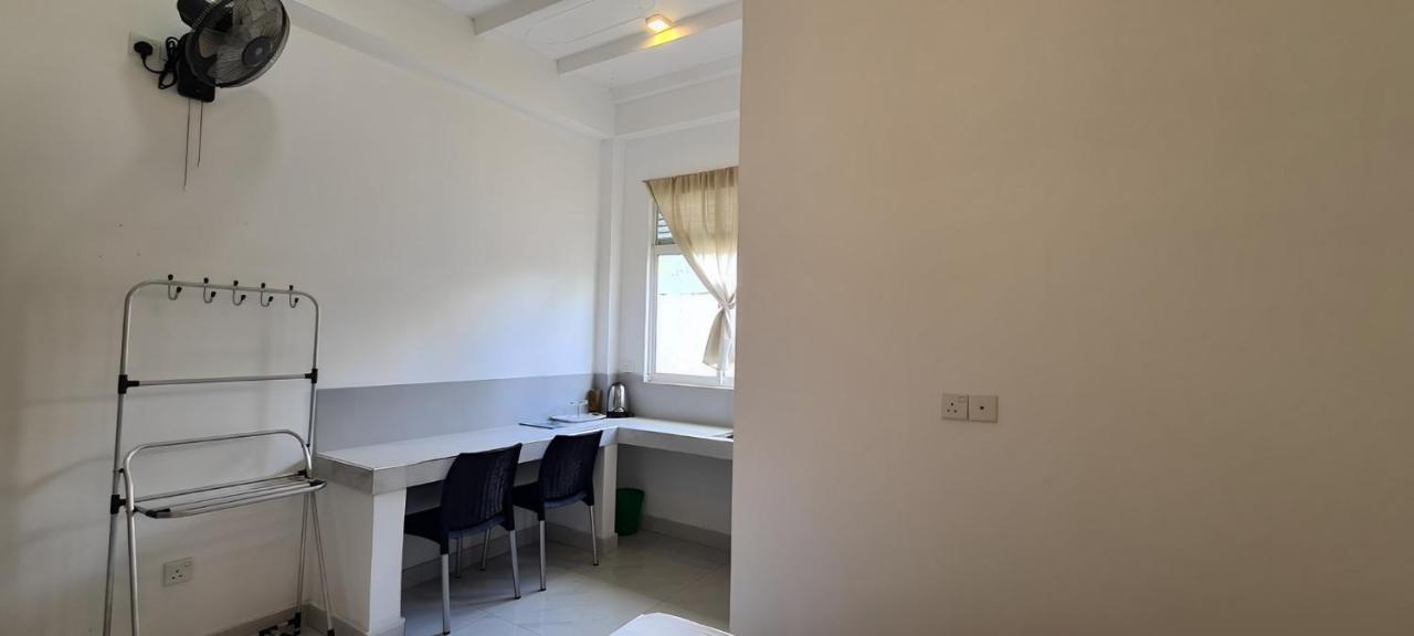 Ceylon Lodge - Airport Transit Hostel เนกอมโบ ภายนอก รูปภาพ