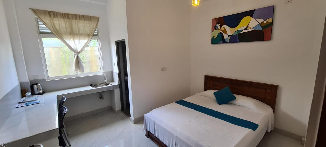 Ceylon Lodge - Airport Transit Hostel เนกอมโบ ภายนอก รูปภาพ