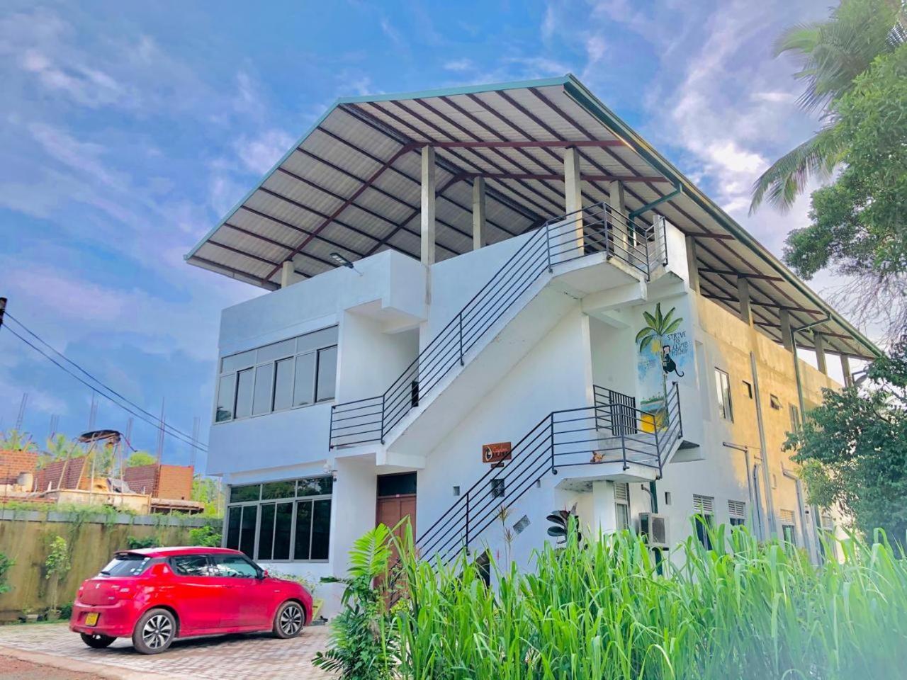 Ceylon Lodge - Airport Transit Hostel เนกอมโบ ภายนอก รูปภาพ