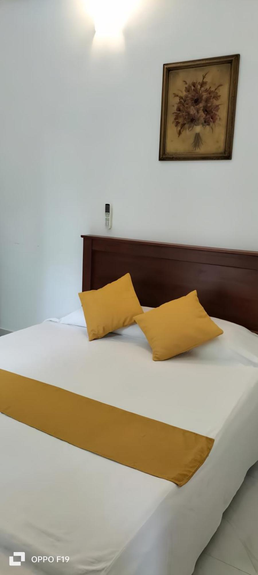 Ceylon Lodge - Airport Transit Hostel เนกอมโบ ภายนอก รูปภาพ