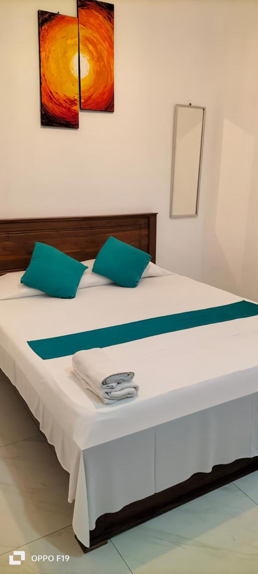 Ceylon Lodge - Airport Transit Hostel เนกอมโบ ภายนอก รูปภาพ