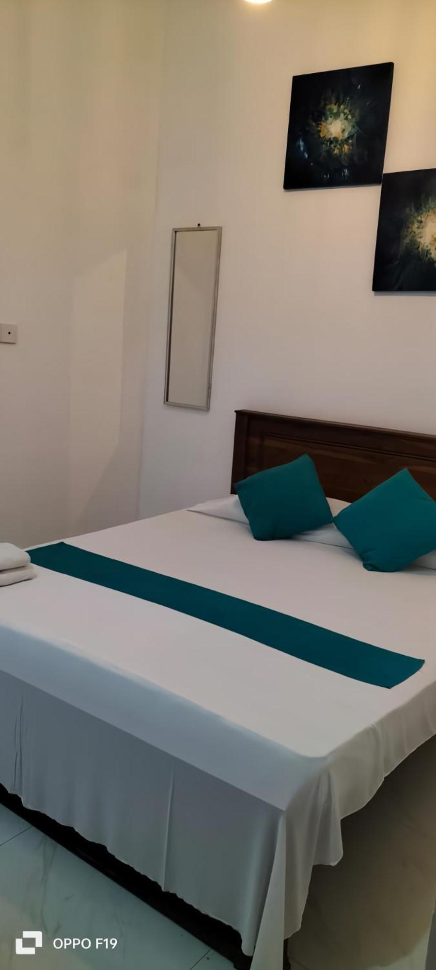 Ceylon Lodge - Airport Transit Hostel เนกอมโบ ภายนอก รูปภาพ